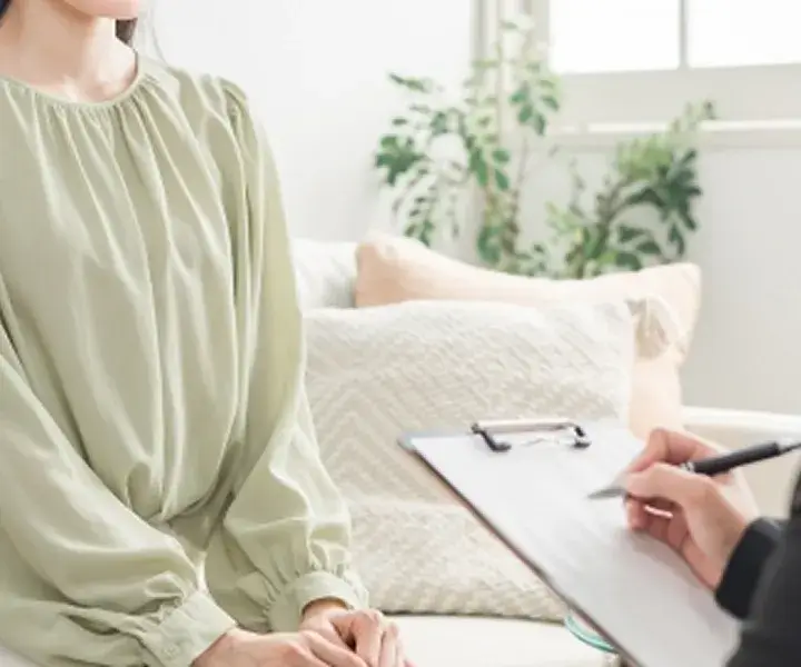 爪の状態を確認しながらカウンセリングしているイメージ